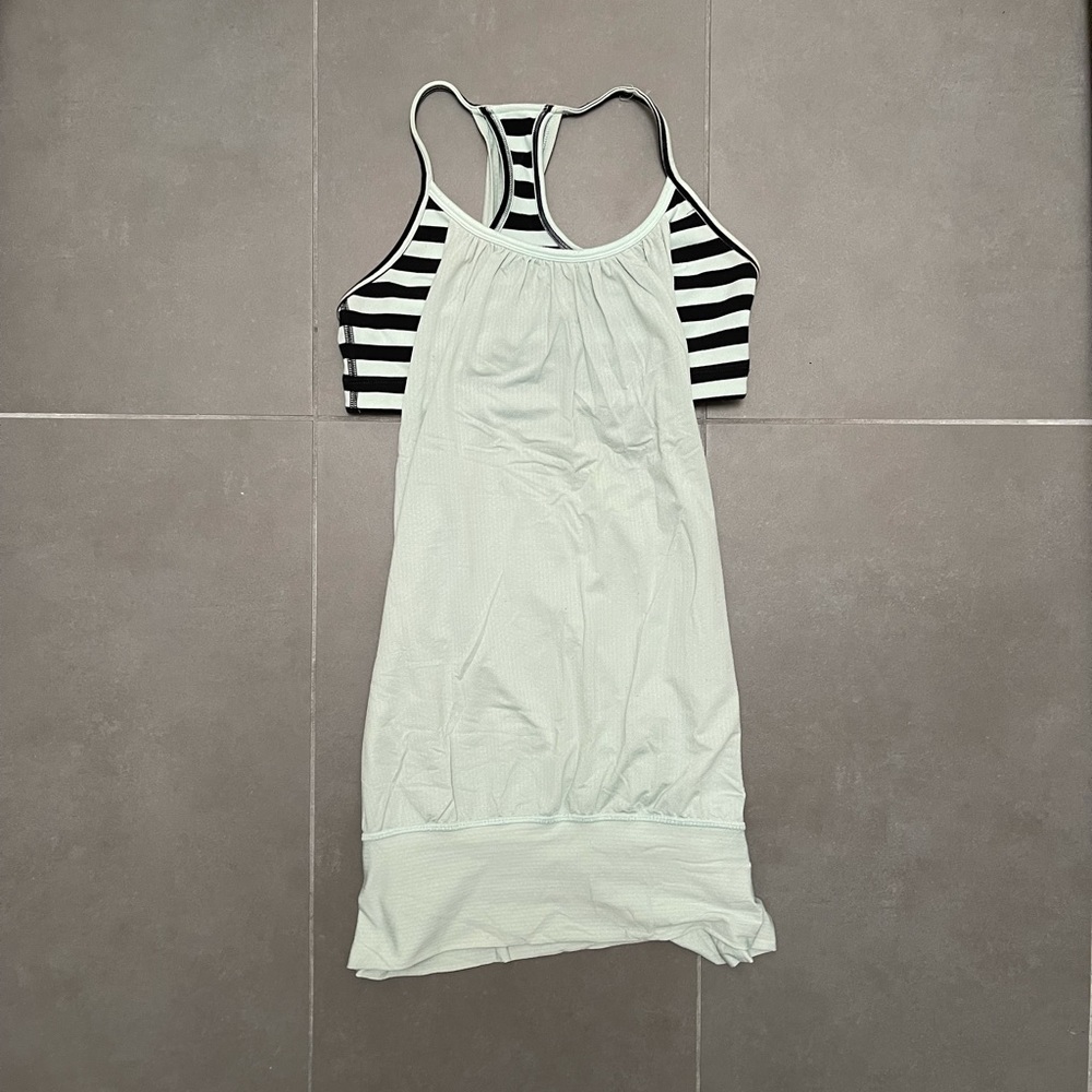 Lululemon athletic top with built in shelf bra